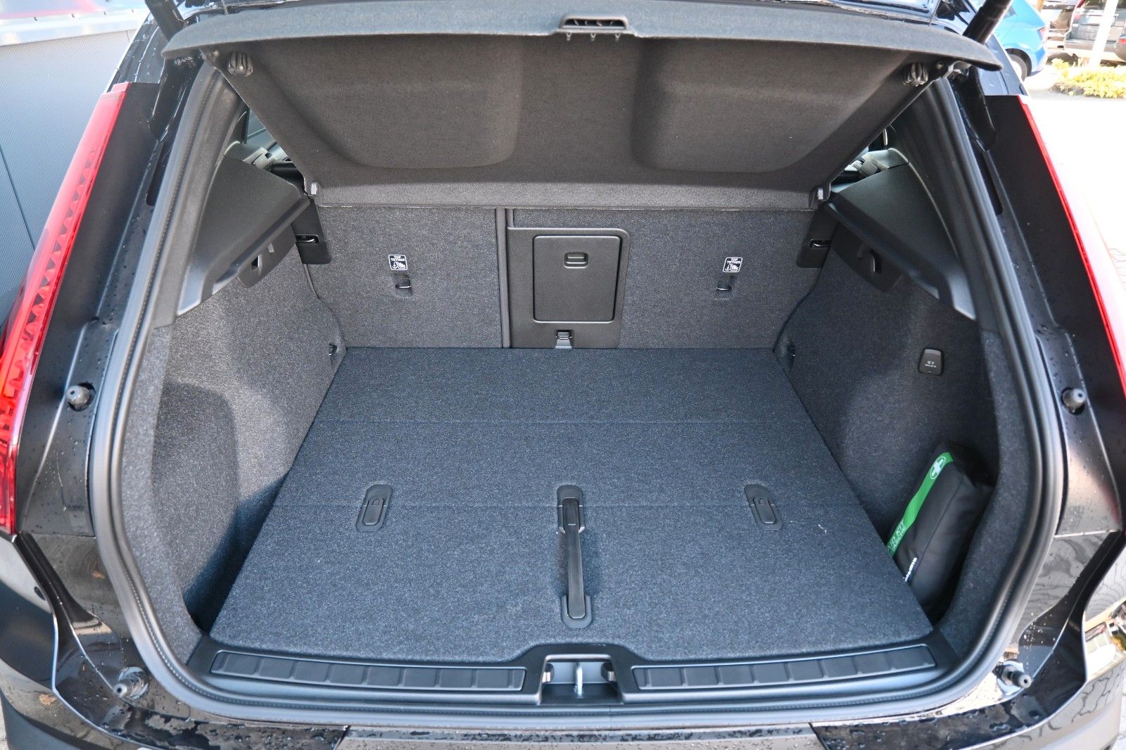 Fahrzeugabbildung Volvo XC40 B4 DKG Plus Black Edition*FSHZG*360°*ACC