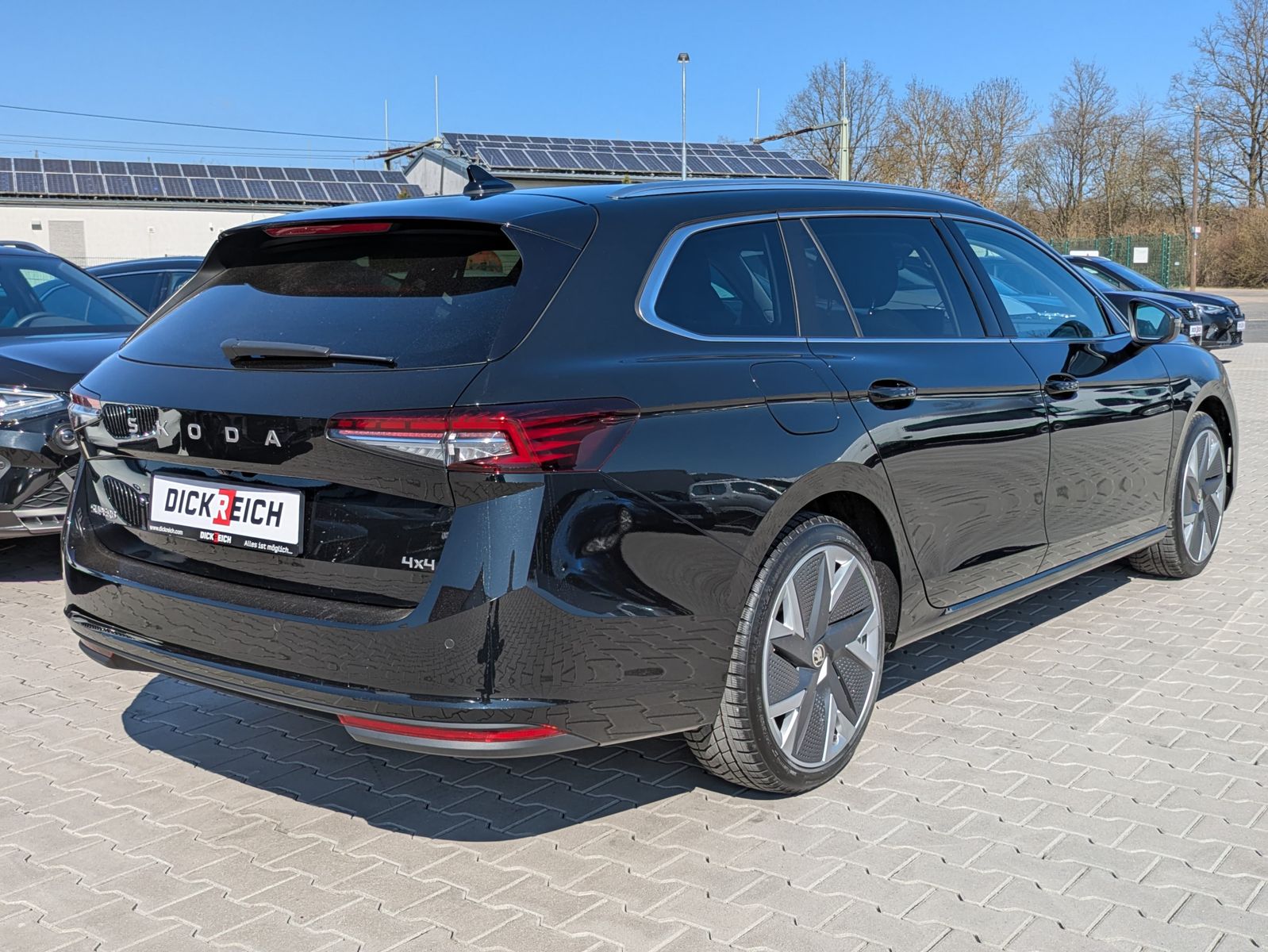 Fahrzeugabbildung SKODA Superb 2.0 TDI 4x4 Selection MATRIX*AHK*PANO*19"