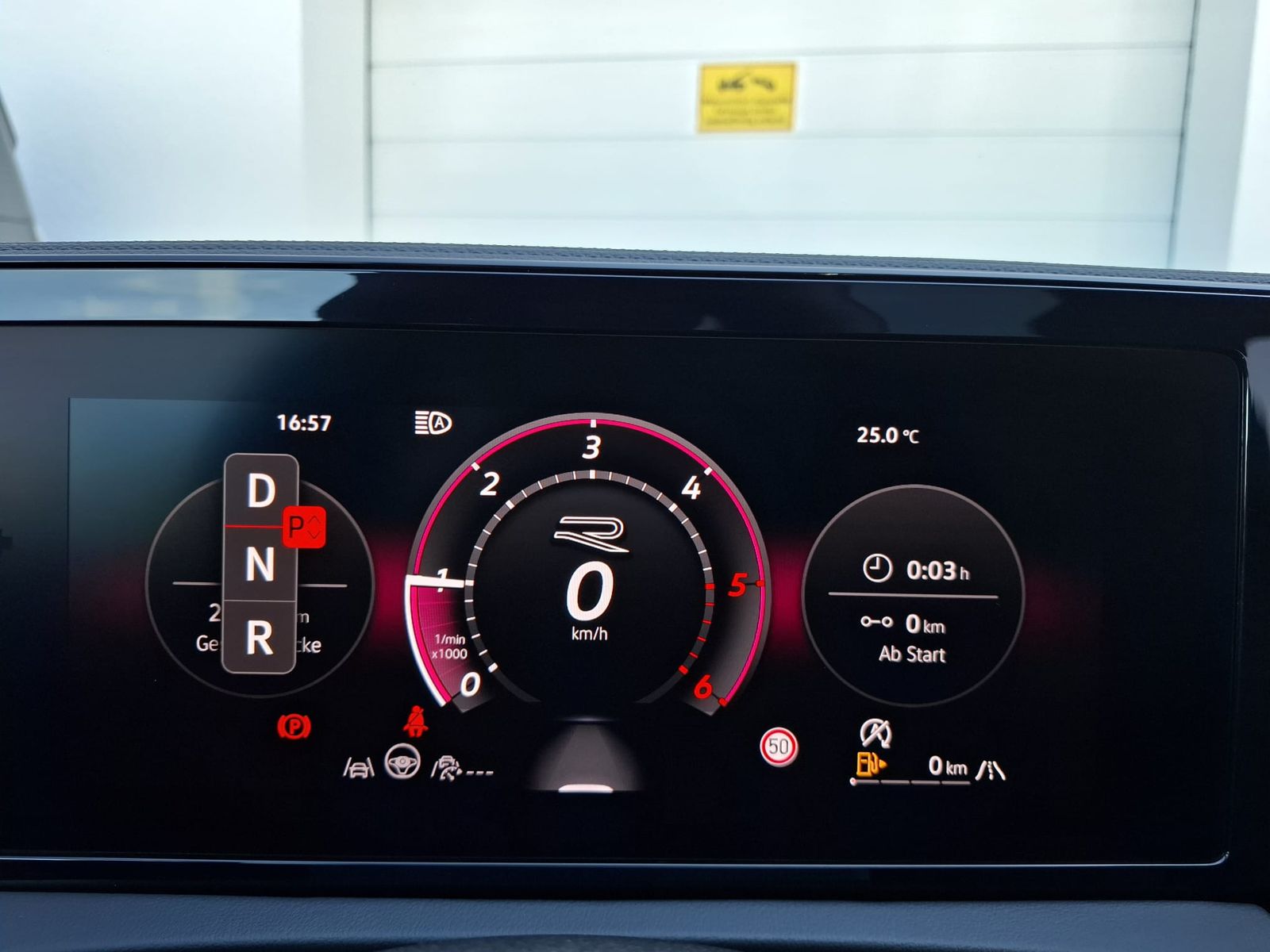 Fahrzeugabbildung Volkswagen Tiguan 2.0 TDI 4M R-Line BLACK*PAN*HK*AHK*MATRIX