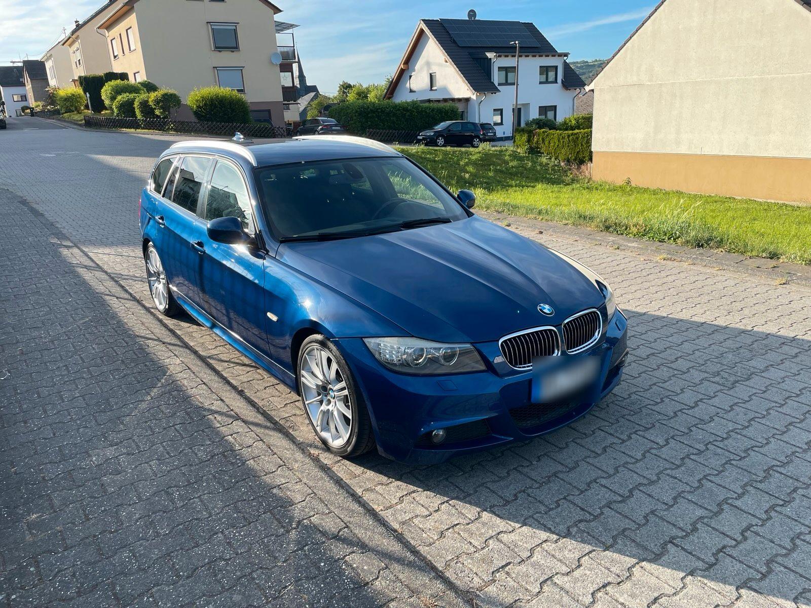BMW 320 2011 — rear view