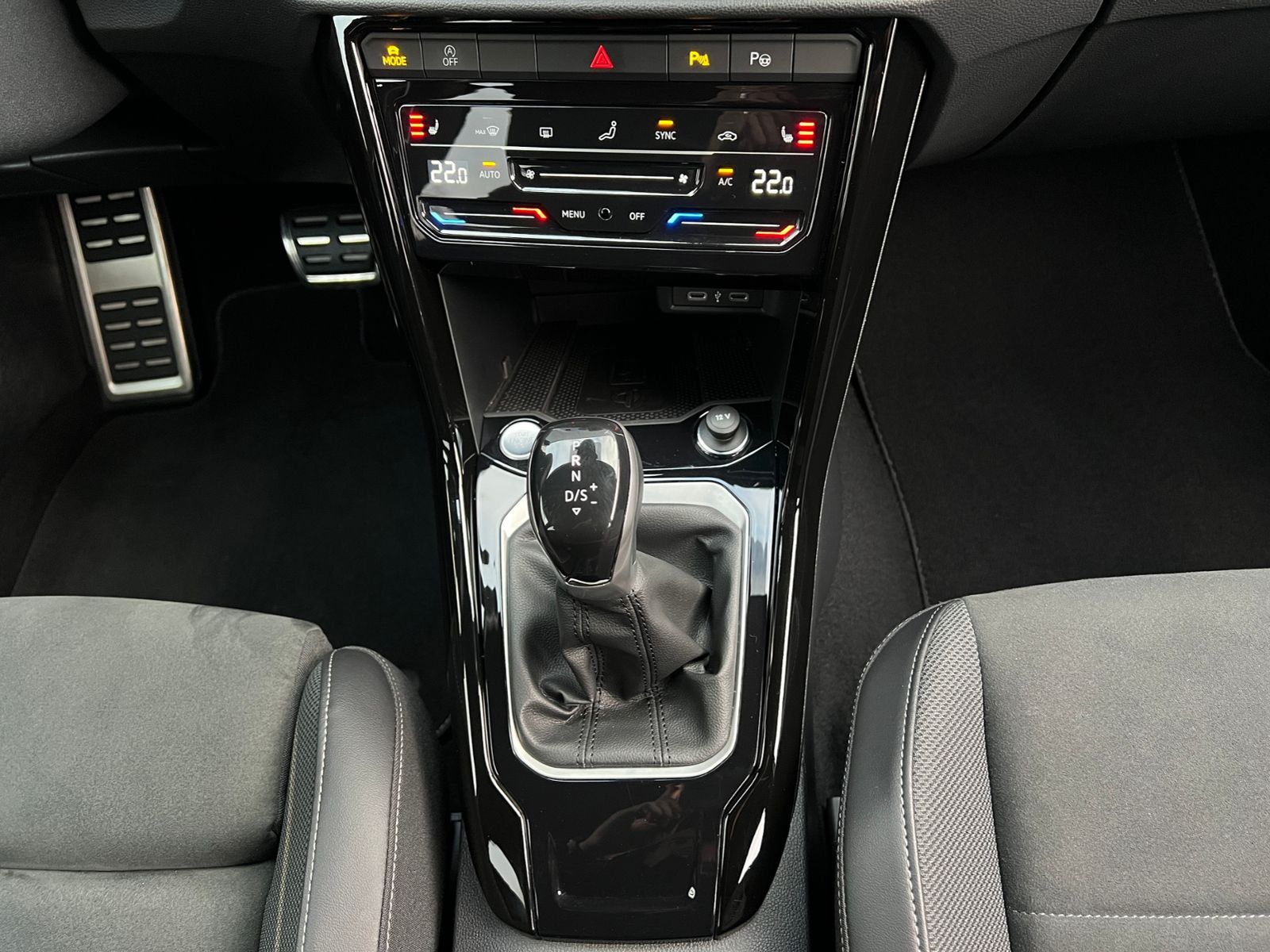 Fahrzeugabbildung Volkswagen T-Roc R-Line 1.5 TSI DSG *AHK, LED, Black Style,