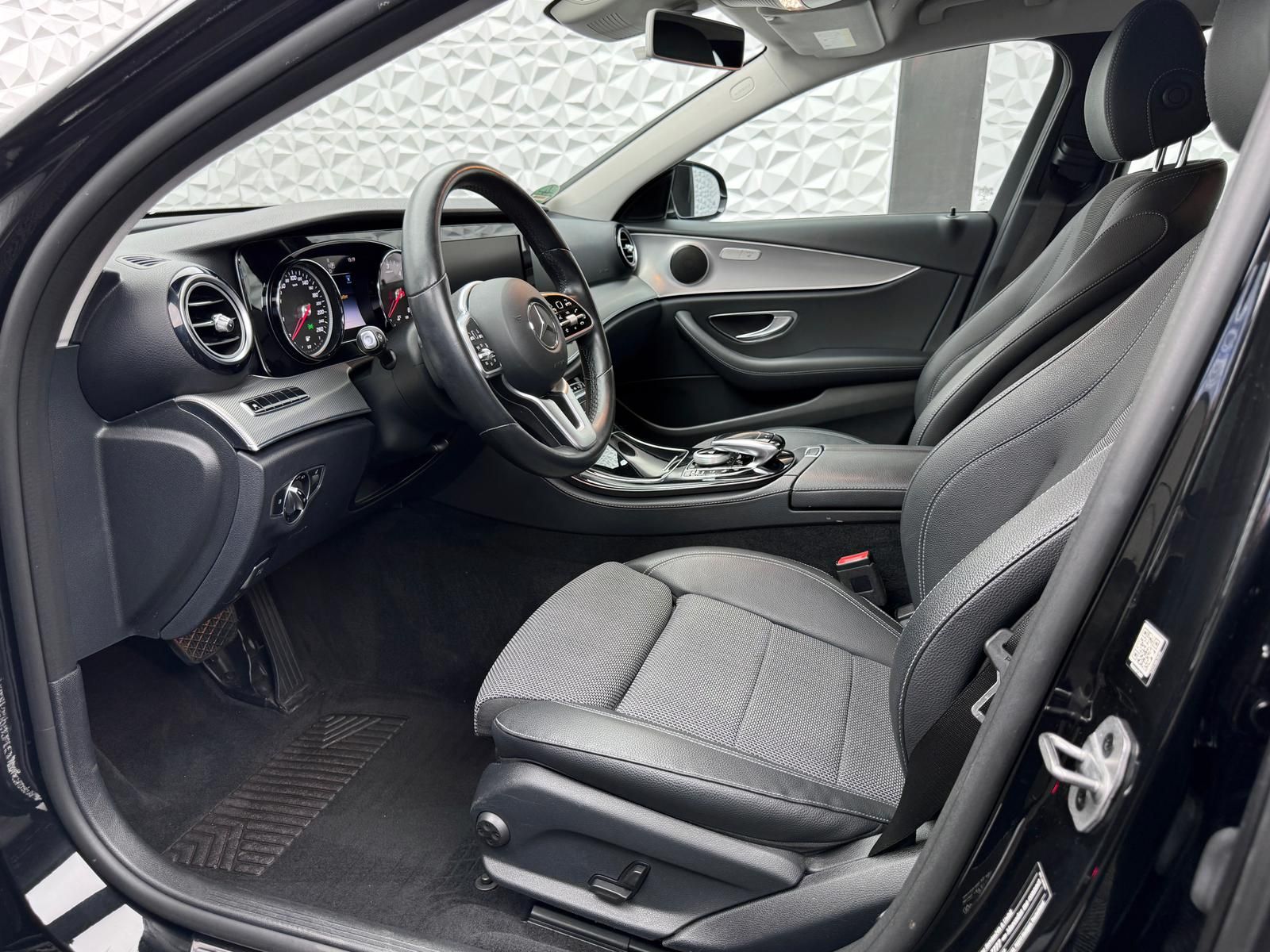 Fahrzeugabbildung Mercedes-Benz d T AVANTGARDE/TWA/RCAM/PDC/LED/CARPLAY/AMBIENTE