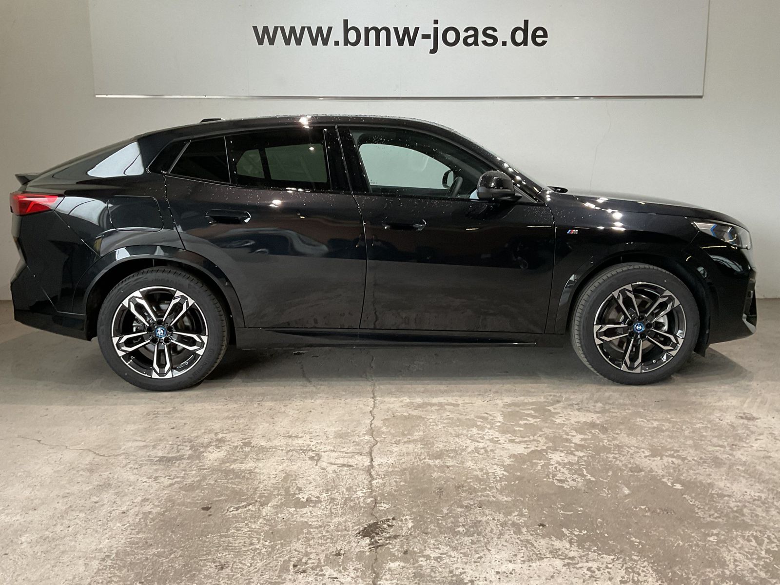 Fahrzeugabbildung BMW iX2 xDrive30 |Aktivsitz |M Sportpaket |19 M LMR