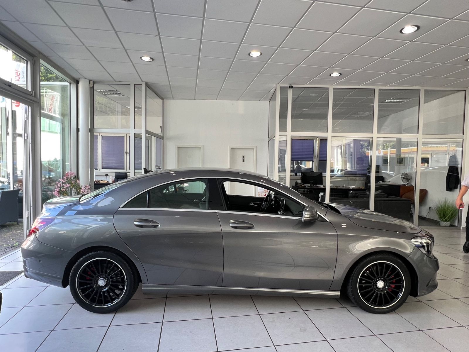 Fahrzeugabbildung Mercedes-Benz CLA 180 Sport Paket * VOLL-LEDER* LED *FACELIFT