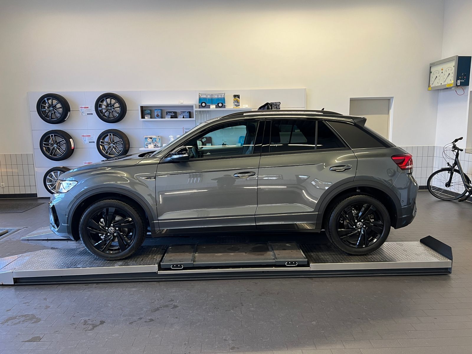 Fahrzeugabbildung Volkswagen T-Roc R-Line 1.5 TSI DSG *Black Style,AHK,Navi*