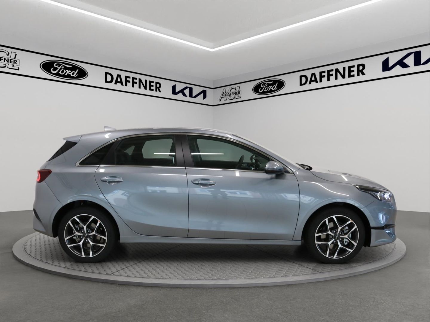 Fahrzeugabbildung Kia Ceed Spirit 1,5 Automatik Kamera Navi SHZ Tempom