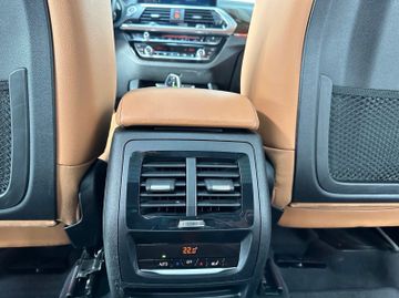 Fahrzeugabbildung BMW X3 sD30i xLine SAG Panorama Kamera HUD HiFi LED