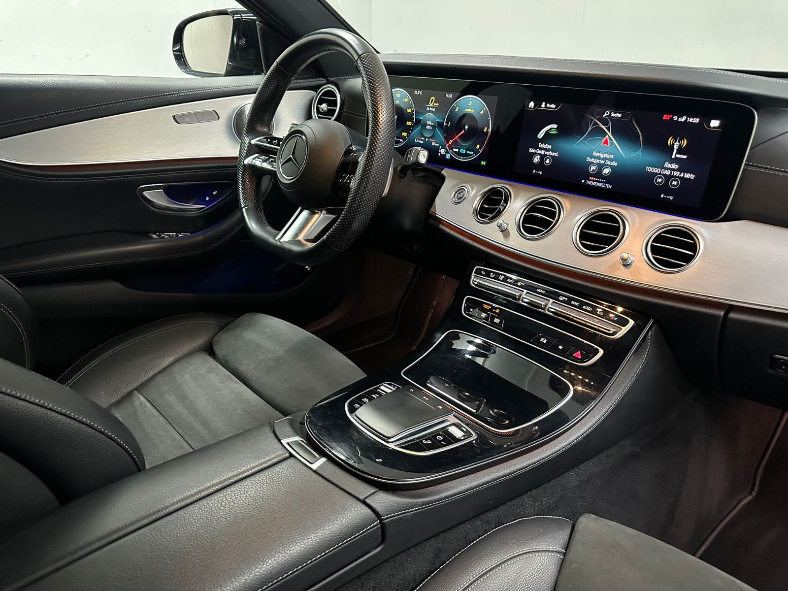 Fahrzeugabbildung Mercedes-Benz E 300 d 4MATIC T Autom * AMG-LINE*NAVI*AMBIL*