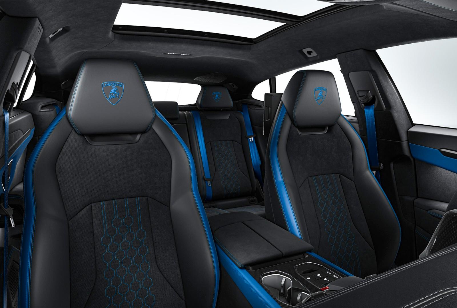 Lamborghini Urus SE fully Carbon In & Ex Prod 26 Rear screen