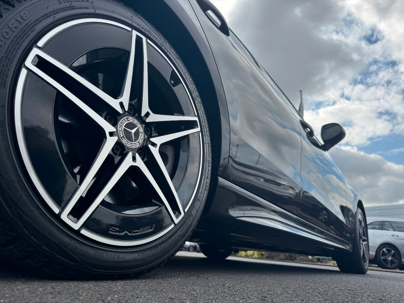 Fahrzeugabbildung Mercedes-Benz C 400e 4M AMG+HUD+RFK+TotW+Ambiente+Night
