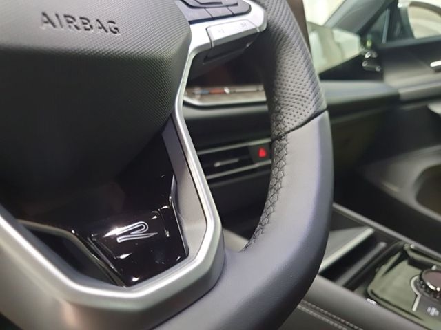 Fahrzeugabbildung Volkswagen Tiguan R-Line 2.0 TDI 4M DSG STANDHZ HD-MATRIX
