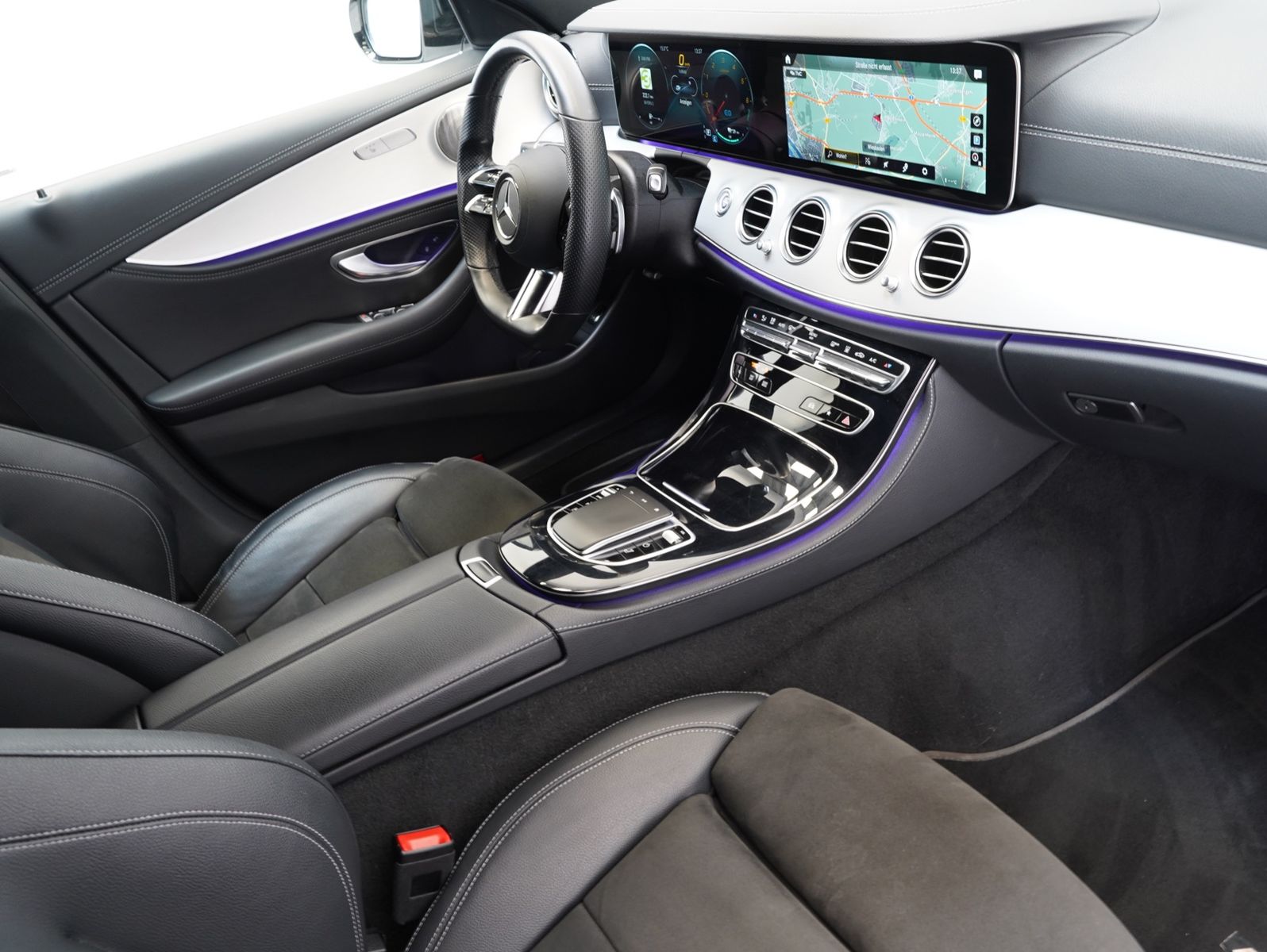 Fahrzeugabbildung Mercedes-Benz E 300 de T 4Matic AMG Line DISTRONIC/BURMESTER