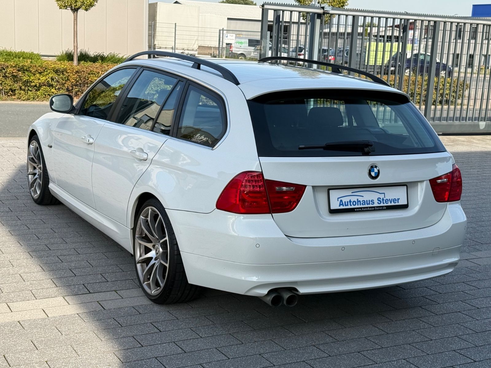 Fahrzeugabbildung BMW 325 i Touring PANO KLIMAAUTO XENON WINTERRÄDER