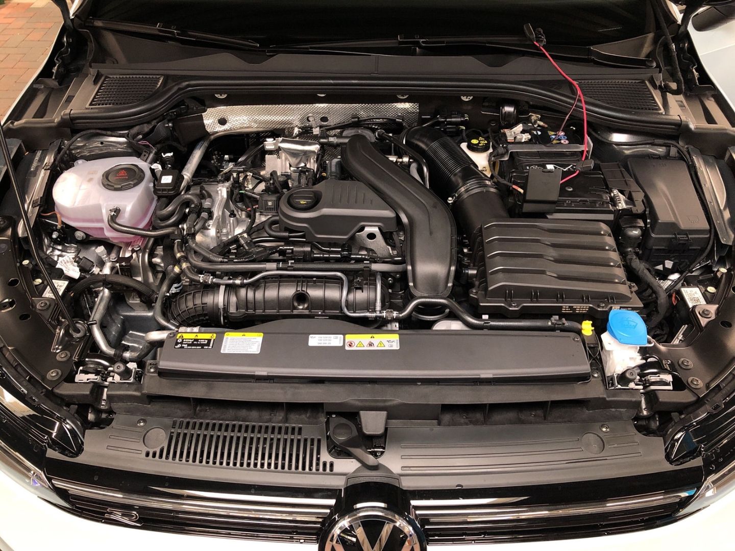 Fahrzeugabbildung Volkswagen Golf R-Line -Line 1.5 eTSI DSG Sportpaket HUD AH