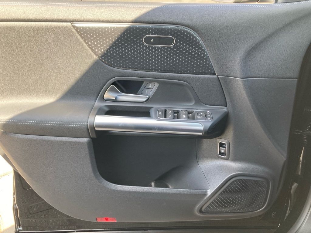 Mercedes-Benz GLA 180 Progressive Line DISTRONIC KEYLESS 360°K foto 15