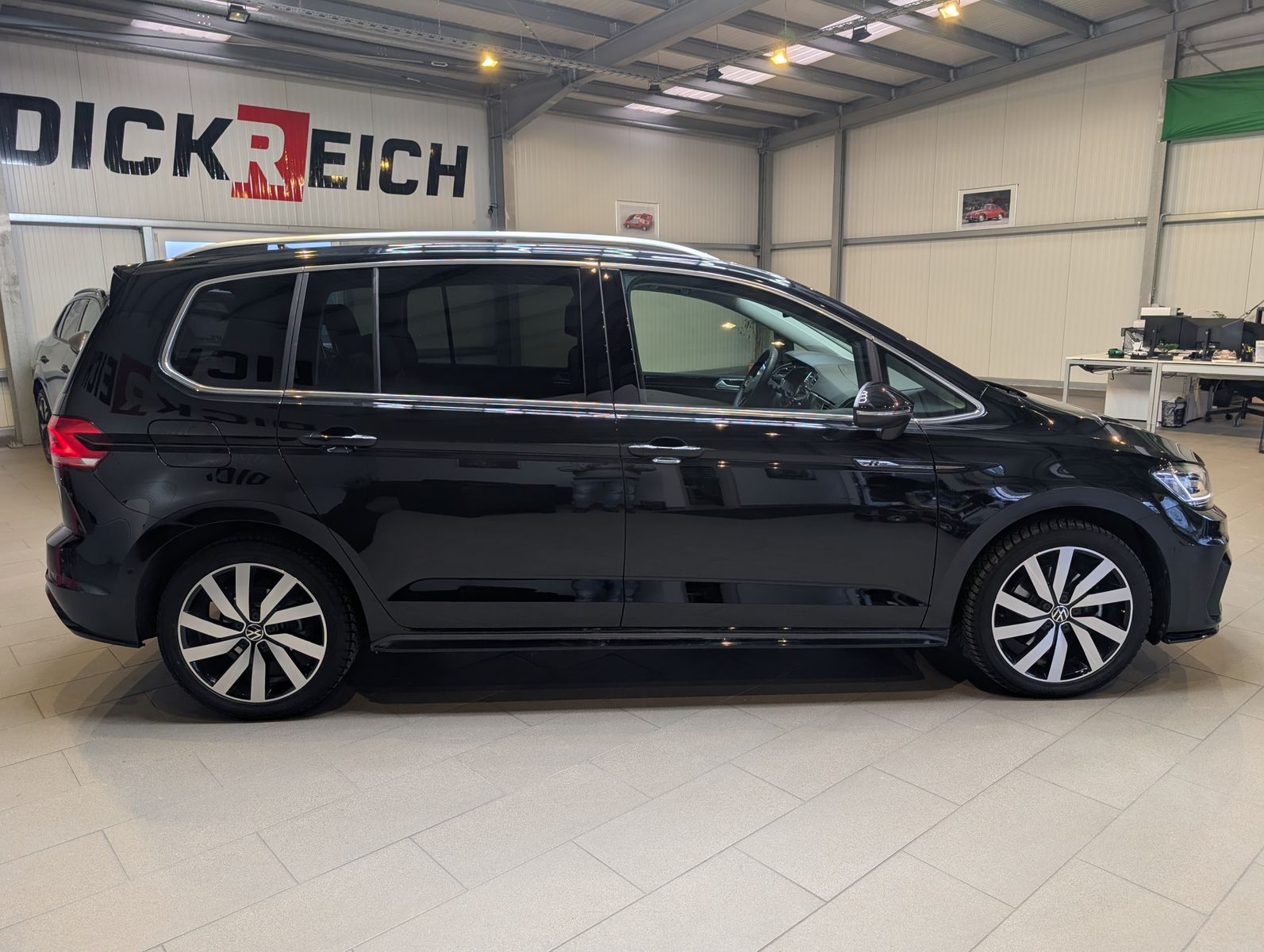Fahrzeugabbildung Volkswagen Touran 2.0 DSG R-Line High. Pano 7-Si IQ.Dri AHK