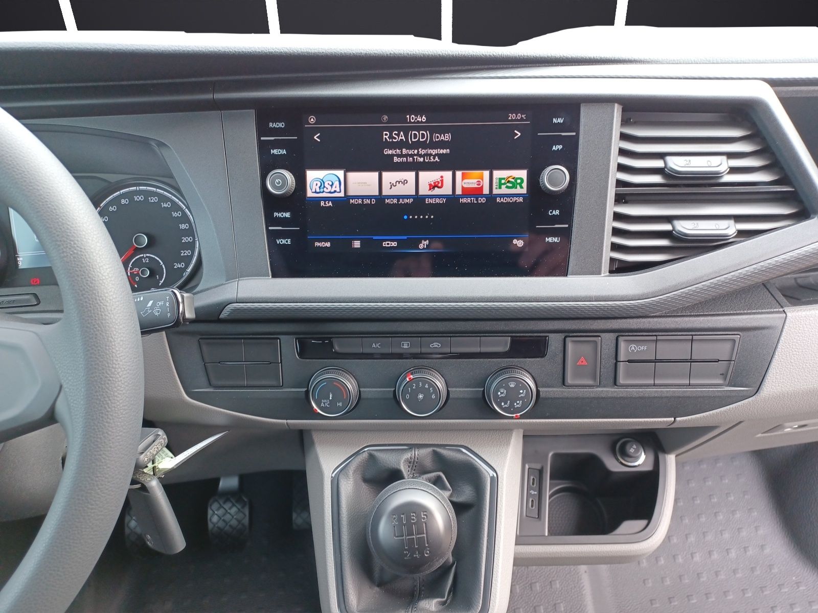 Fahrzeugabbildung Volkswagen T6.1 Transporter Kombi TDI LR NAVI LED KLIMA