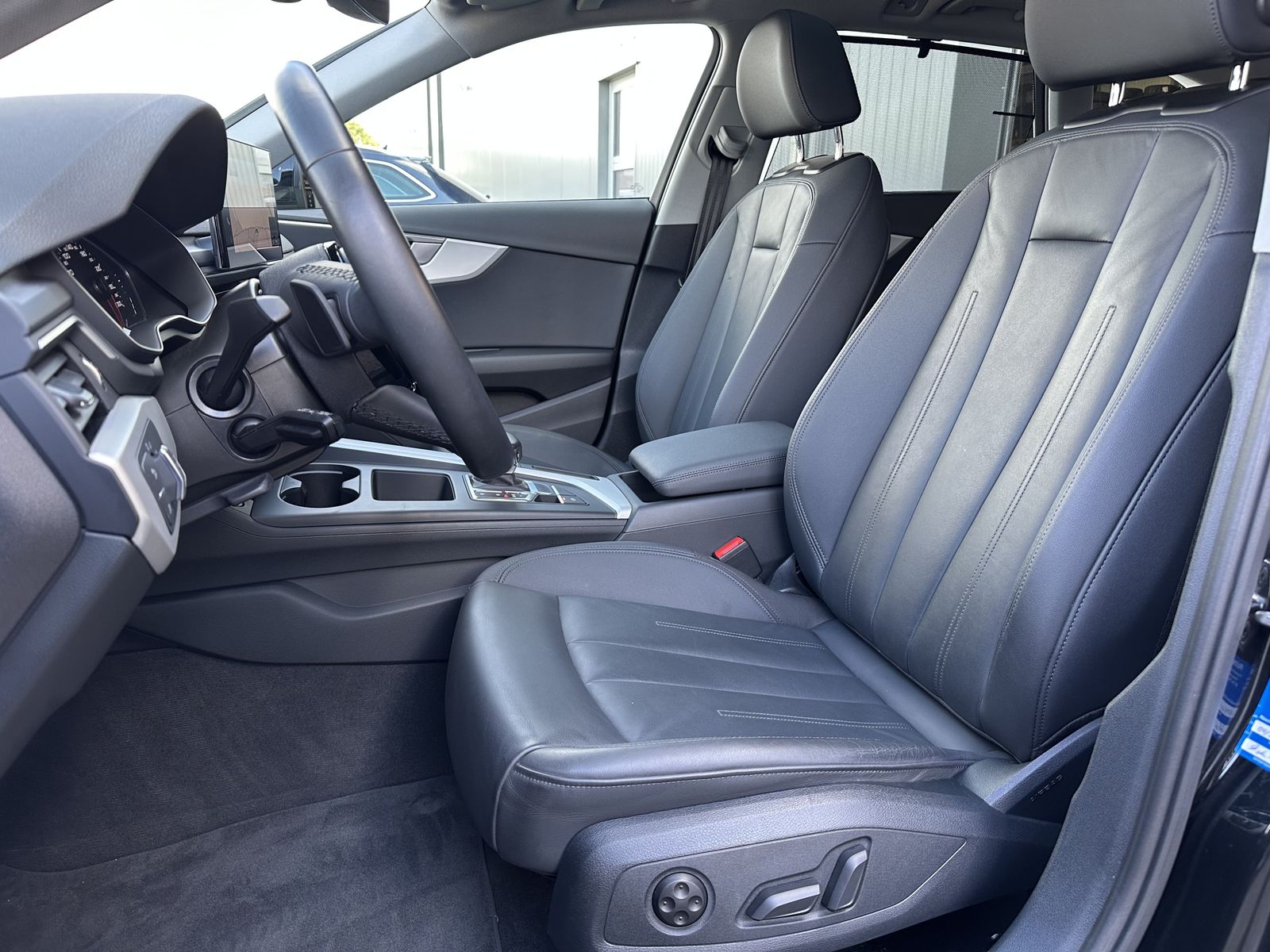 Fahrzeugabbildung Audi A4 Avant 35 TDI S-Line Aut. NAV+LED+KAM+PANO+1HD