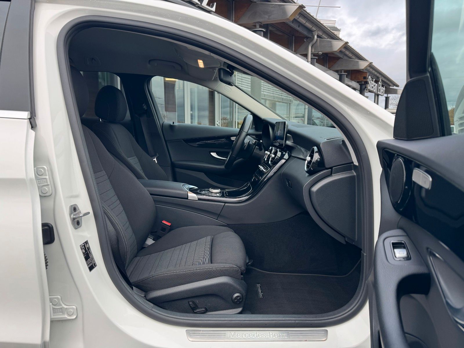 Fahrzeugabbildung Mercedes-Benz C 180d T LED+RKamera+SHZ+DAB