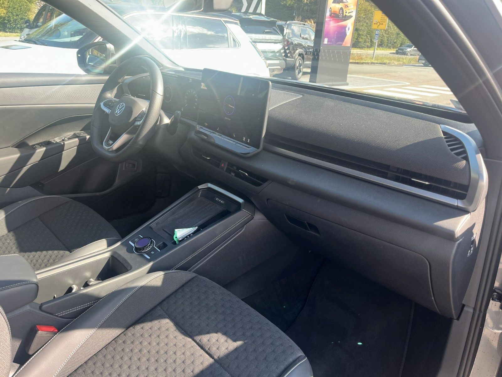 Fahrzeugabbildung Volkswagen T-Roc 1.5 eTSI 110 kW R-Line