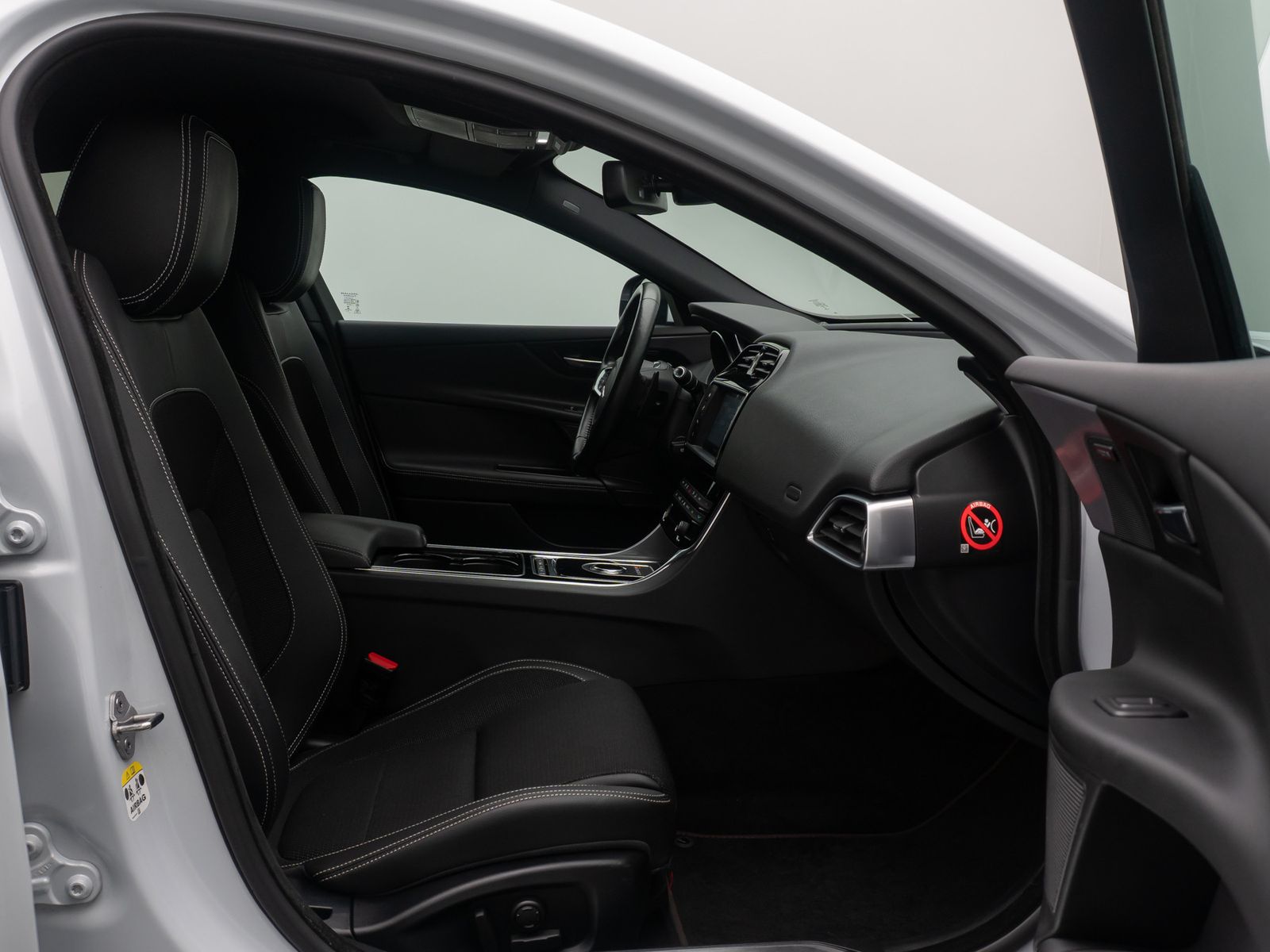 Fahrzeugabbildung Jaguar XE R-Sport FahrAssist Navi Sound Komfort 19Zoll