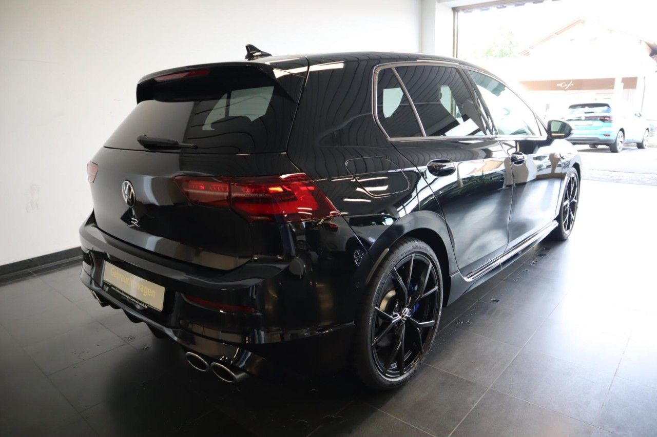 Volkswagen Golf VIII R 2,0 TSI DSG 4Motion LED DCC RearVie foto 2