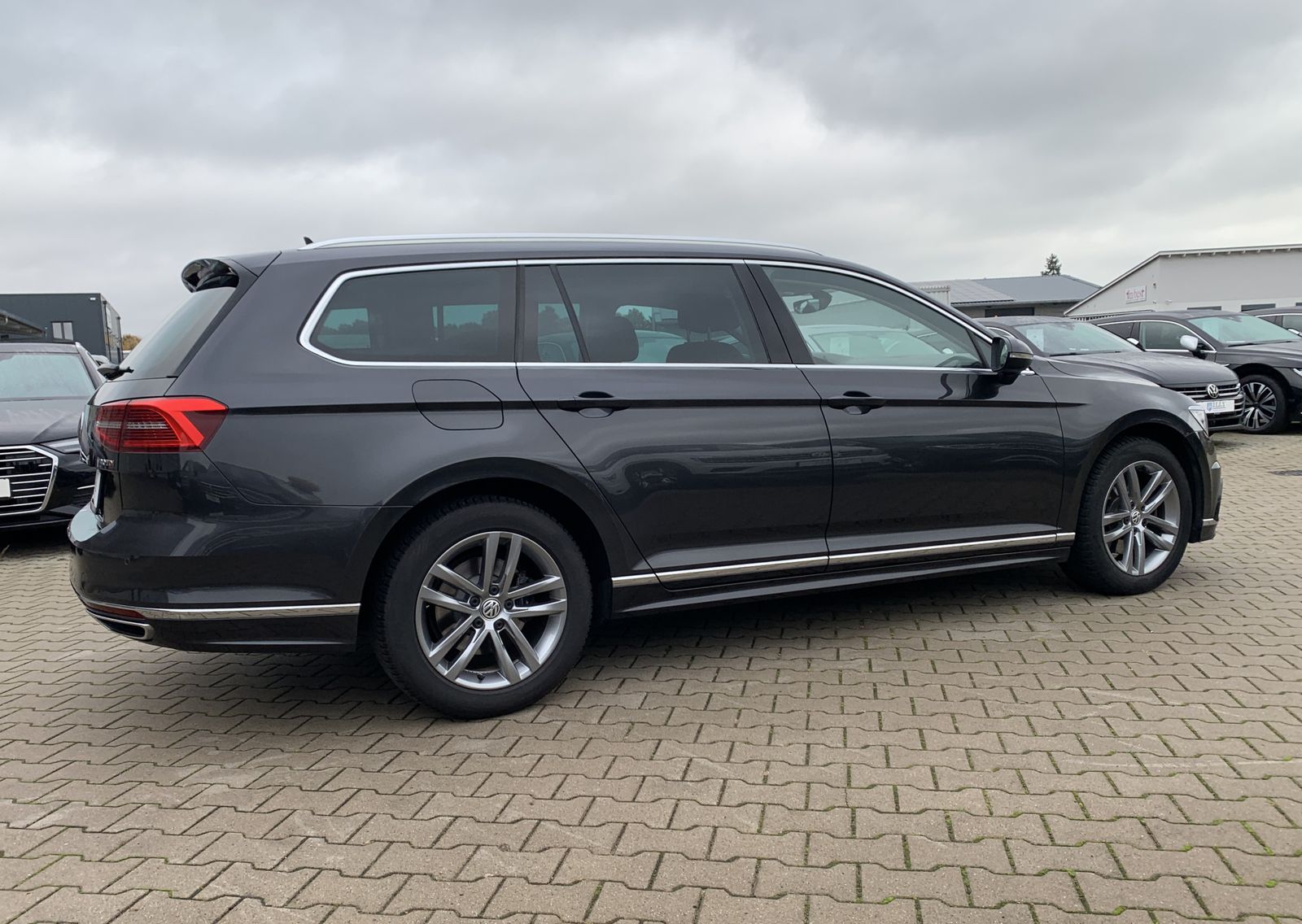 Fahrzeugabbildung Volkswagen Passat Variant 2.0 TDI*R-Line*STHZ*AHK*Alcantara