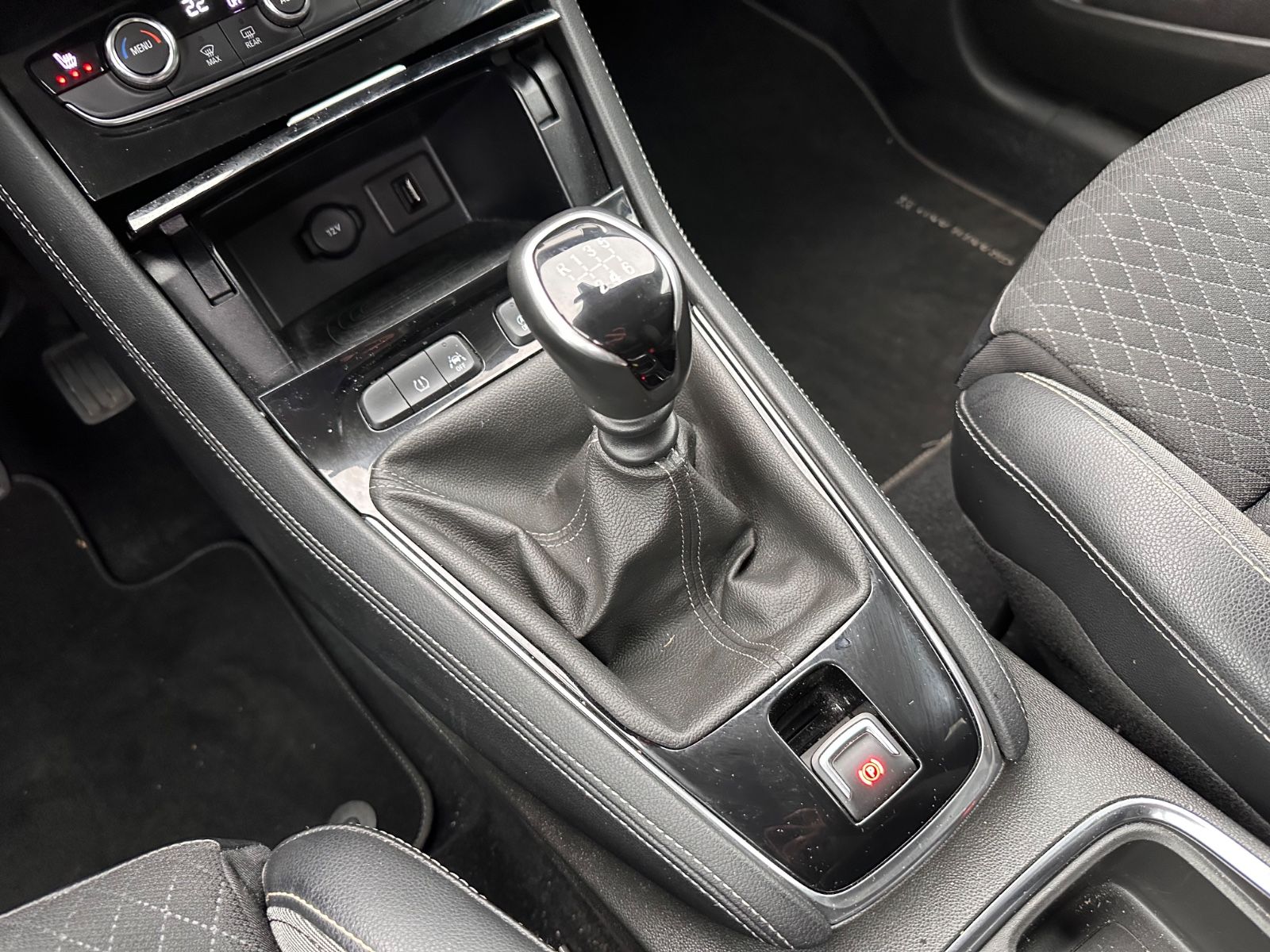 Fahrzeugabbildung Opel Grandland (X) 1.2 Turbo BiLED/AHK/Navi/360°/GJR