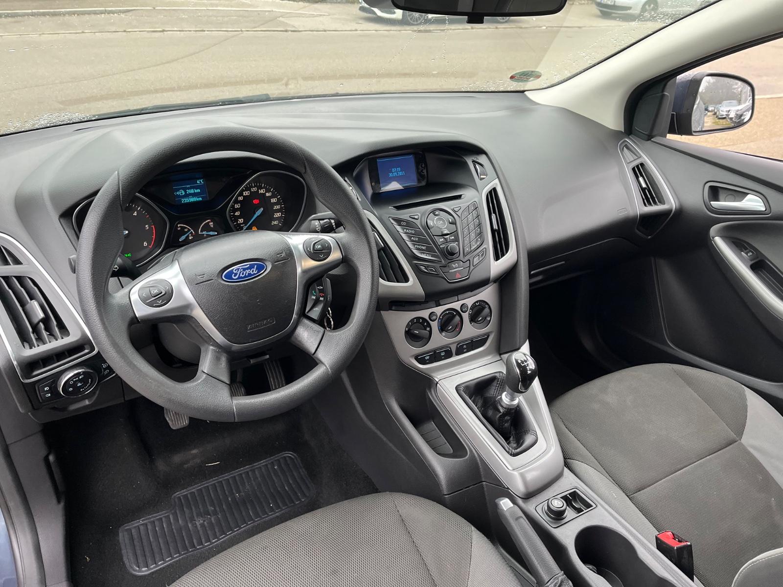 Ford Focus 2011 — photo 16