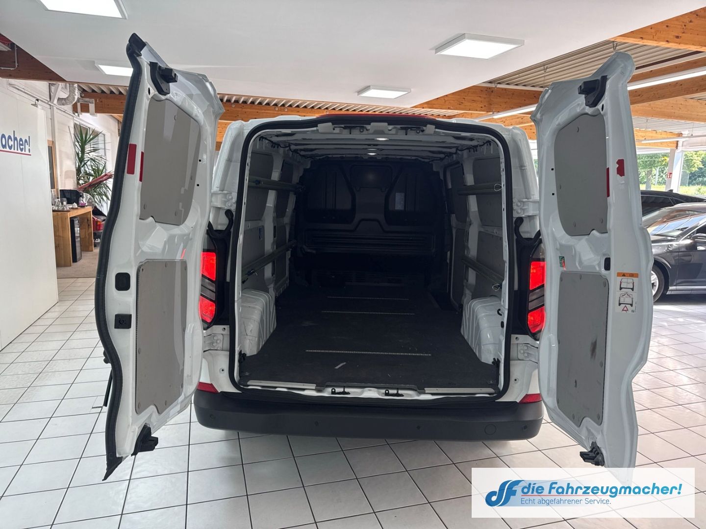 Fahrzeugabbildung Ford Transit Custom Kasten 320 L2 Trend FWD Navi LED