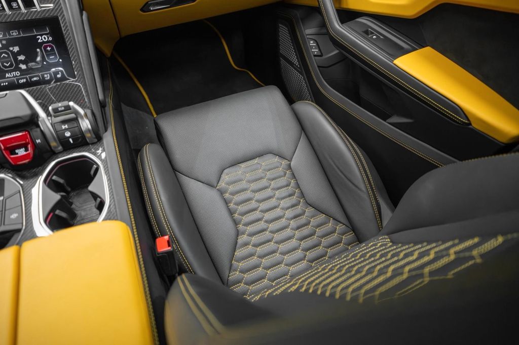 Urus 4.0 V8 S YELLOW/BLACK YELLOW PANO B&O - Bild 24