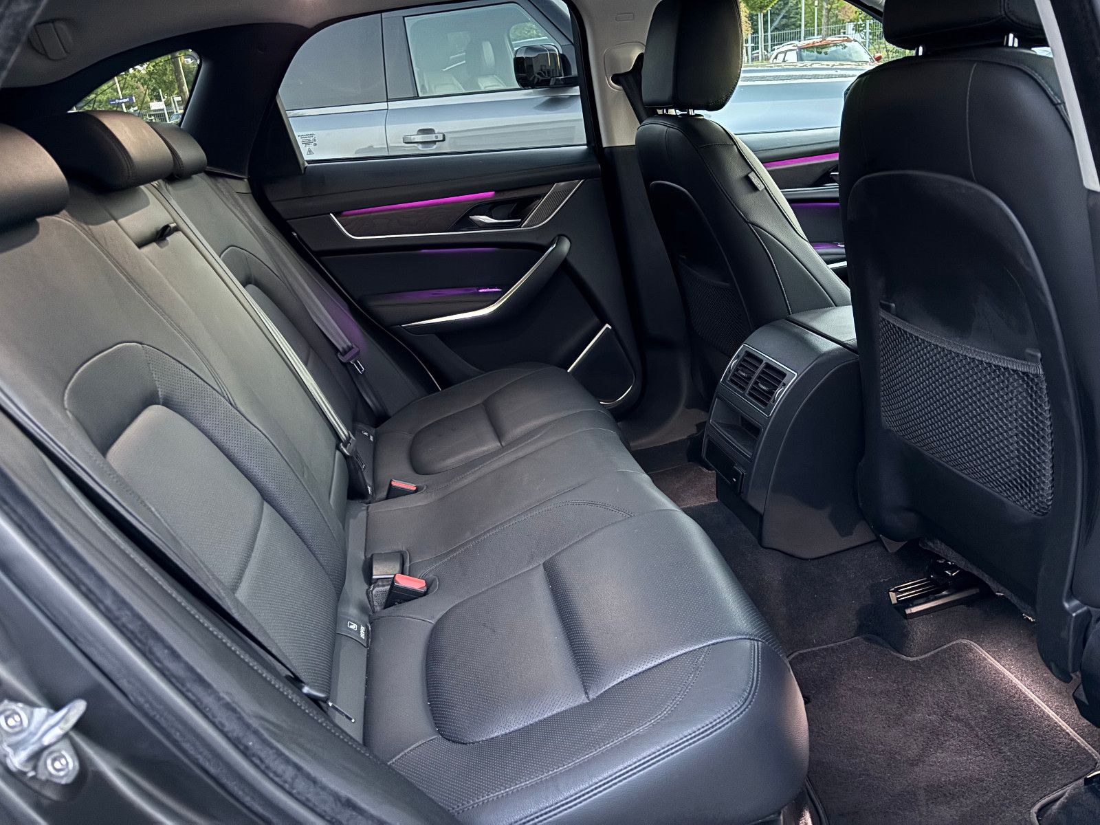 Fahrzeugabbildung Jaguar F-PACE SE AWD/D300KA;ERA/MASSAGE/APPLE/NAVI/KAM