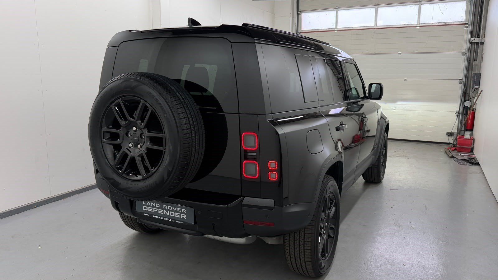 LAND ROVER Defender 110 D200 S Black AHK 19-Zoll – Bild 4