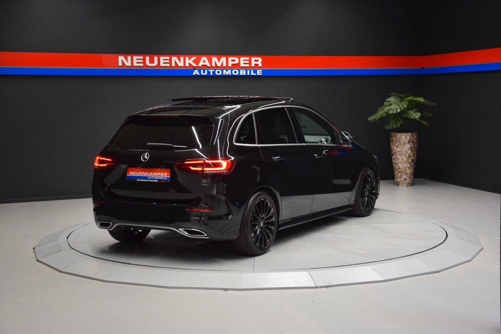 Fahrzeugabbildung Mercedes-Benz B 220 4Matic AMG-Line Pano LED Kamera Tempomat