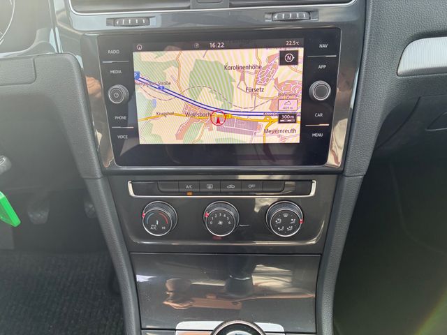 Fahrzeugabbildung Volkswagen Golf VII Variant >Navi/Klima/VW Connect<
