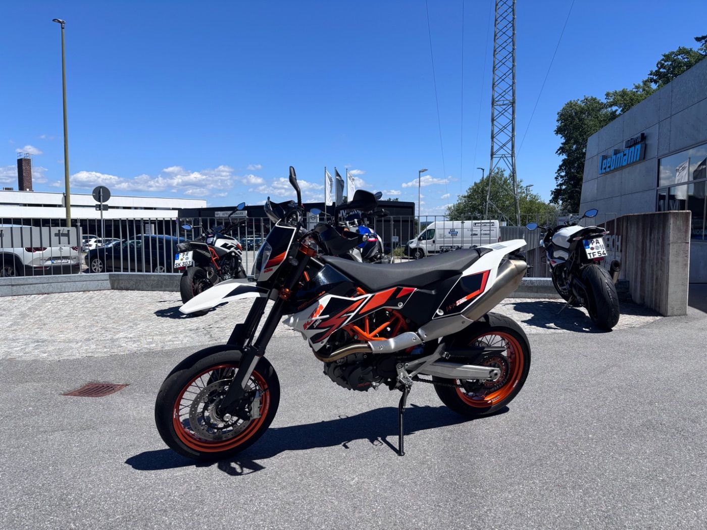 Fahrzeugabbildung KTM 690 SMC-R LC4, Kurzer Kennzeichenhalter,