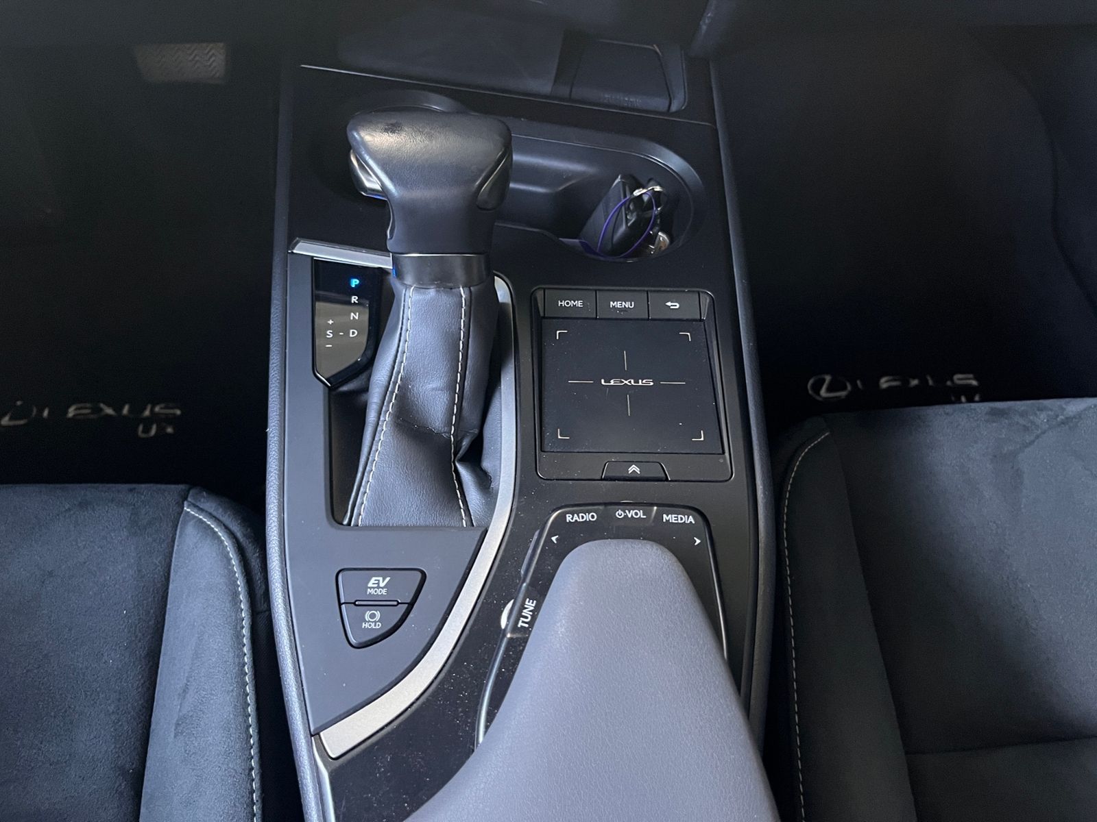 Fahrzeugabbildung Lexus UX 250h Launch Edition LED AHK NAV RFK SHZ ALU