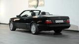 Mercedes-Benz E 220 - Mercedes-Benz E 220 mit Benzin-Antrieb: Cabrio