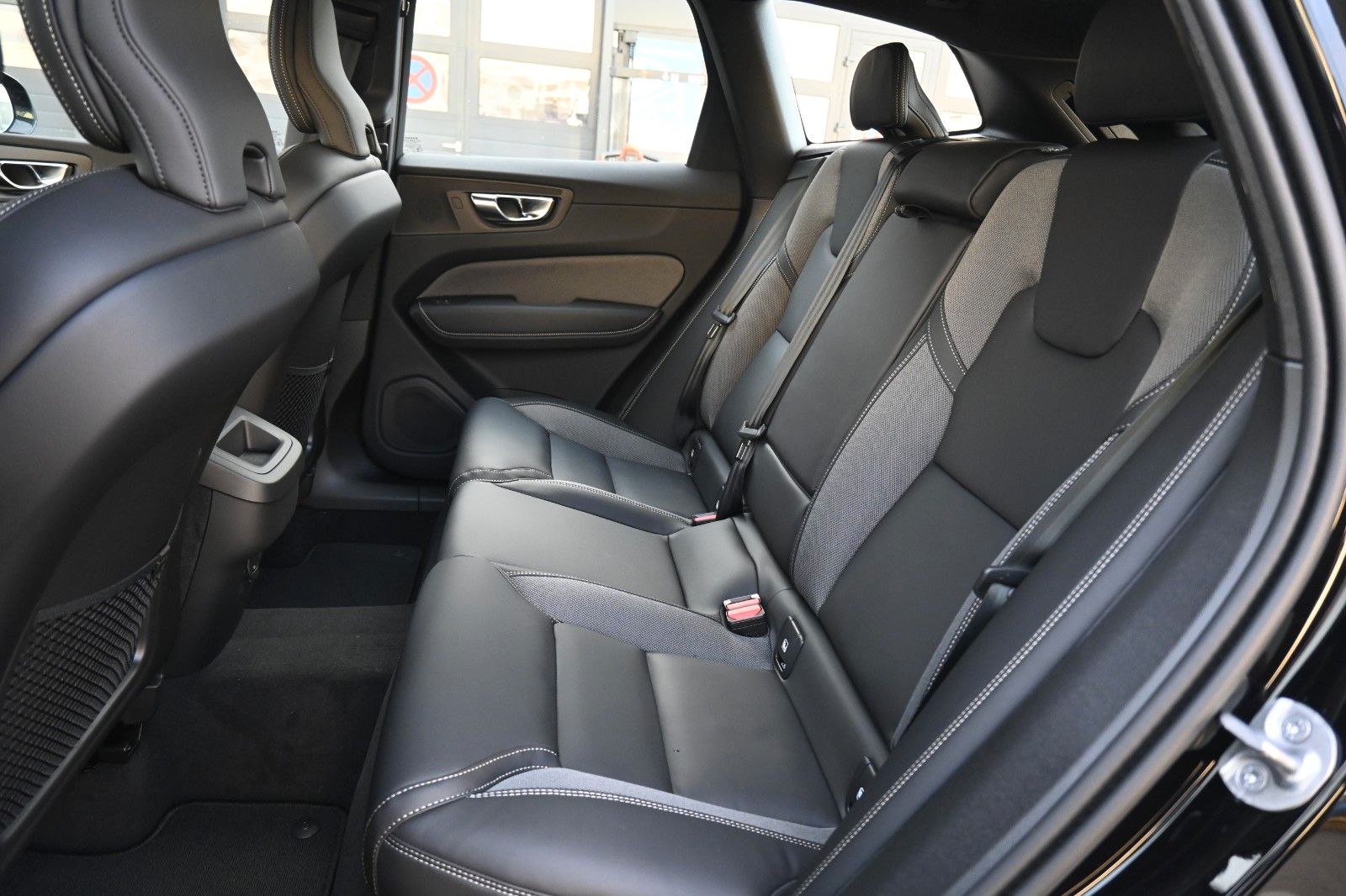 Fahrzeugabbildung Volvo XC60 B5 AWD Plus Black Edition*H&K*360°*ACC