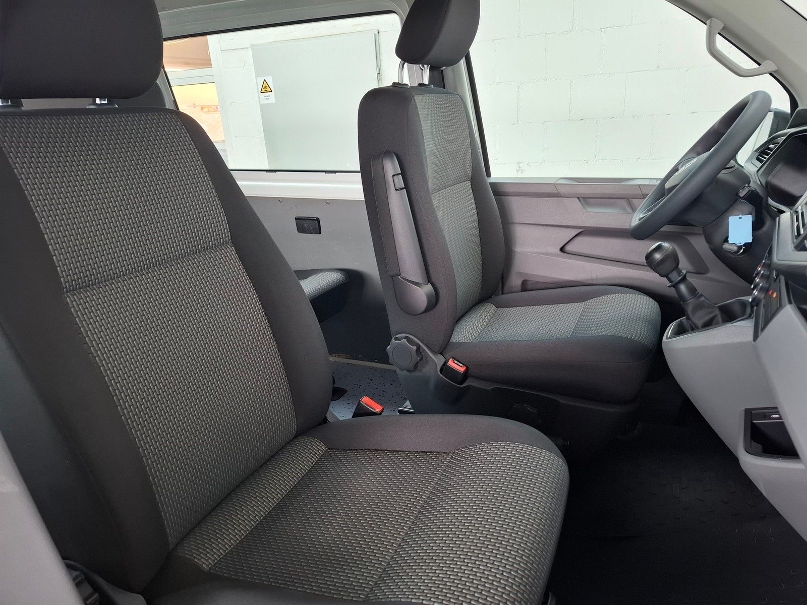 Fahrzeugabbildung Volkswagen T6.1 Transporter Kombi 2,0 TDI +AppConnect