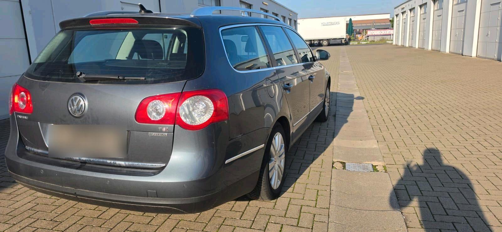 Volkswagen Passat 2010 — rear view