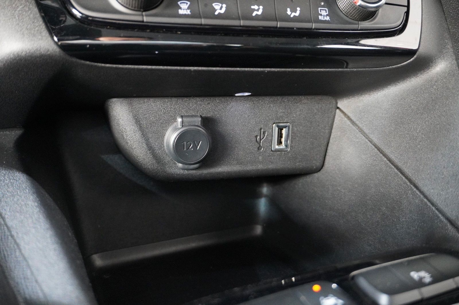 Fahrzeugabbildung Opel Corsa F 1.2 ELEGANCE NAVI/LED/KAMERA/SPORT/DAB+