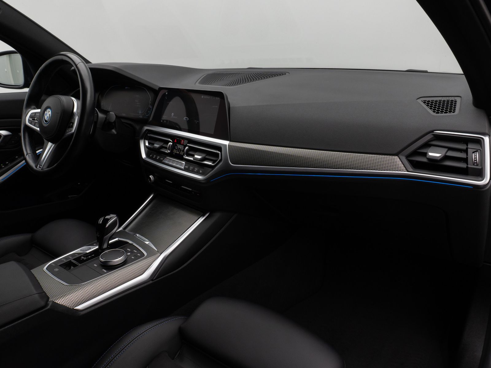 Fahrzeugabbildung BMW 330e  M Sport Laser Kamera HUD DAB HiFi Komfort