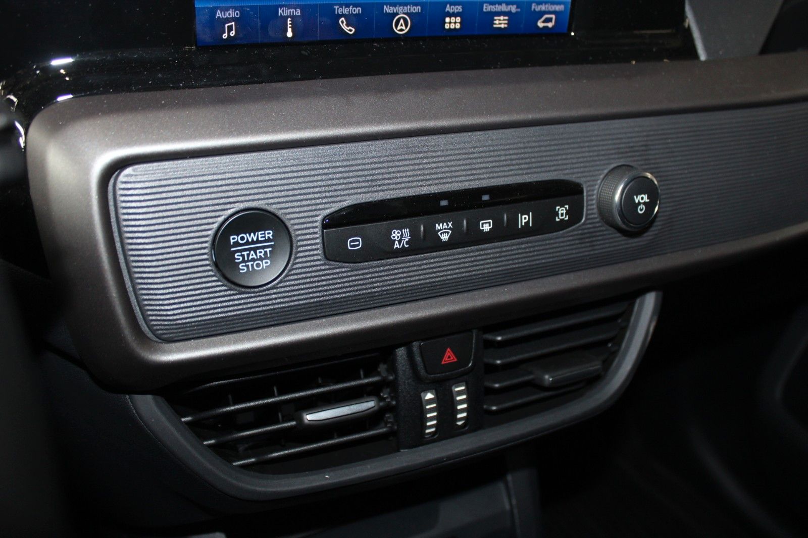 Fahrzeugabbildung Ford Tourneo Courier Titanium Automatik FahrerAssPak