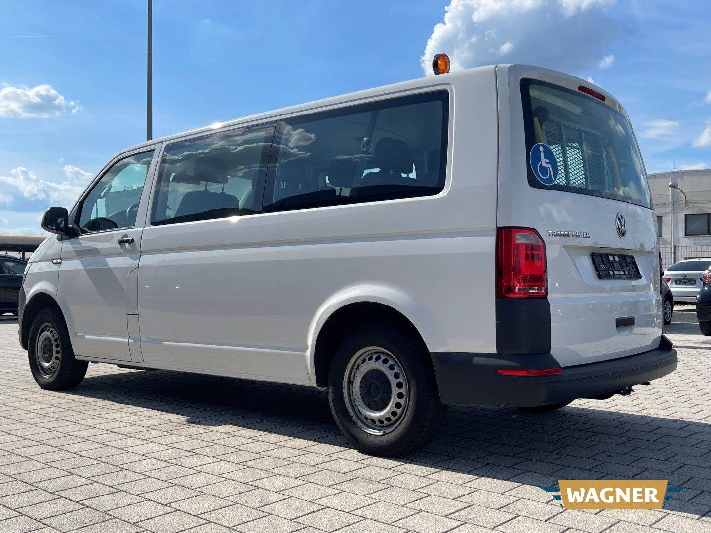 Fahrzeugabbildung Volkswagen T6 Kombi lang 9 Sitzer Rampe Klimaanlage