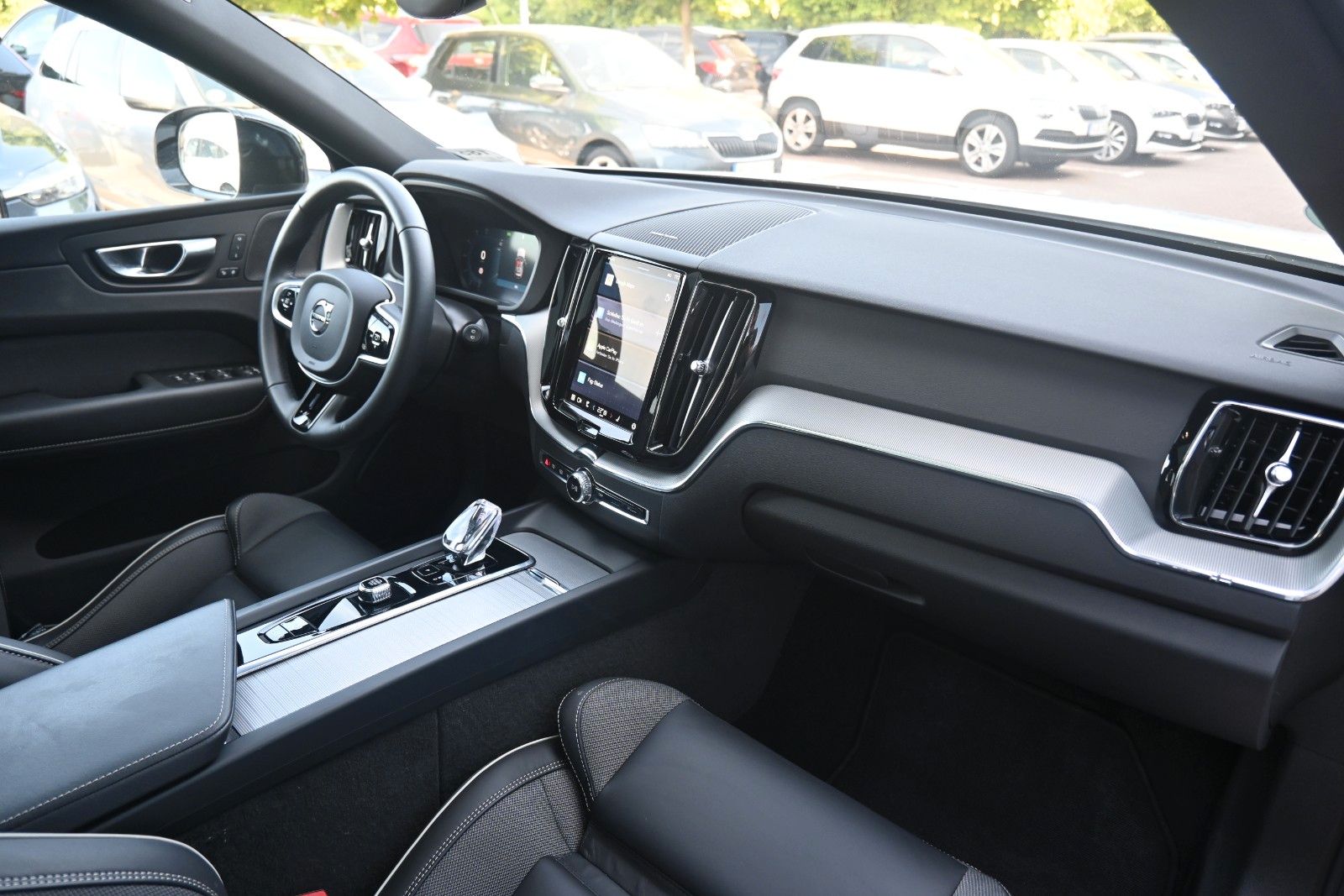 Fahrzeugabbildung Volvo XC60 B5 AWD Plus Dark*LED*PANO*360*H&K*BLIS