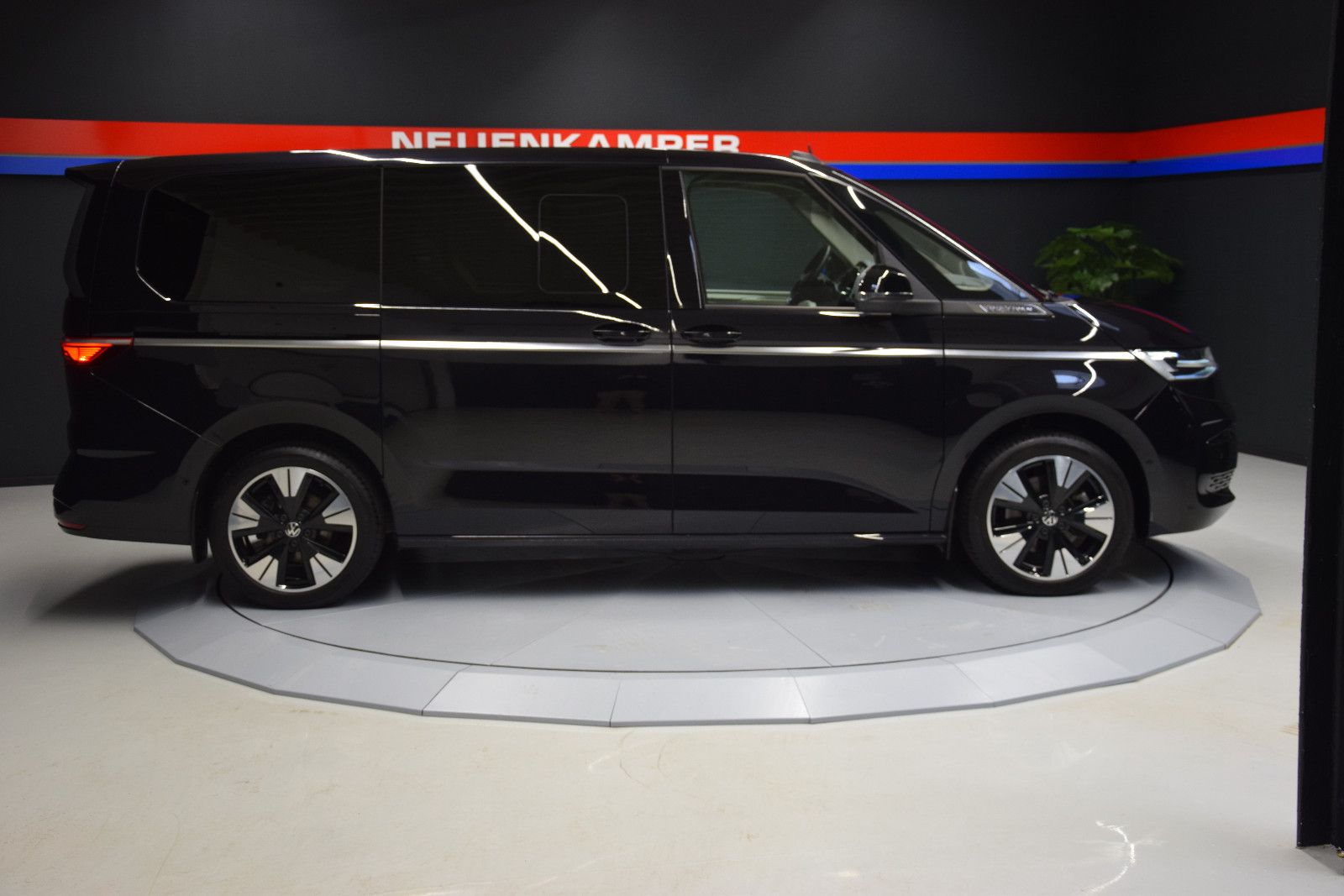 Fahrzeugabbildung Volkswagen T7 Multivan Pano ACC AHK DCC HK HuD 3-Zonen
