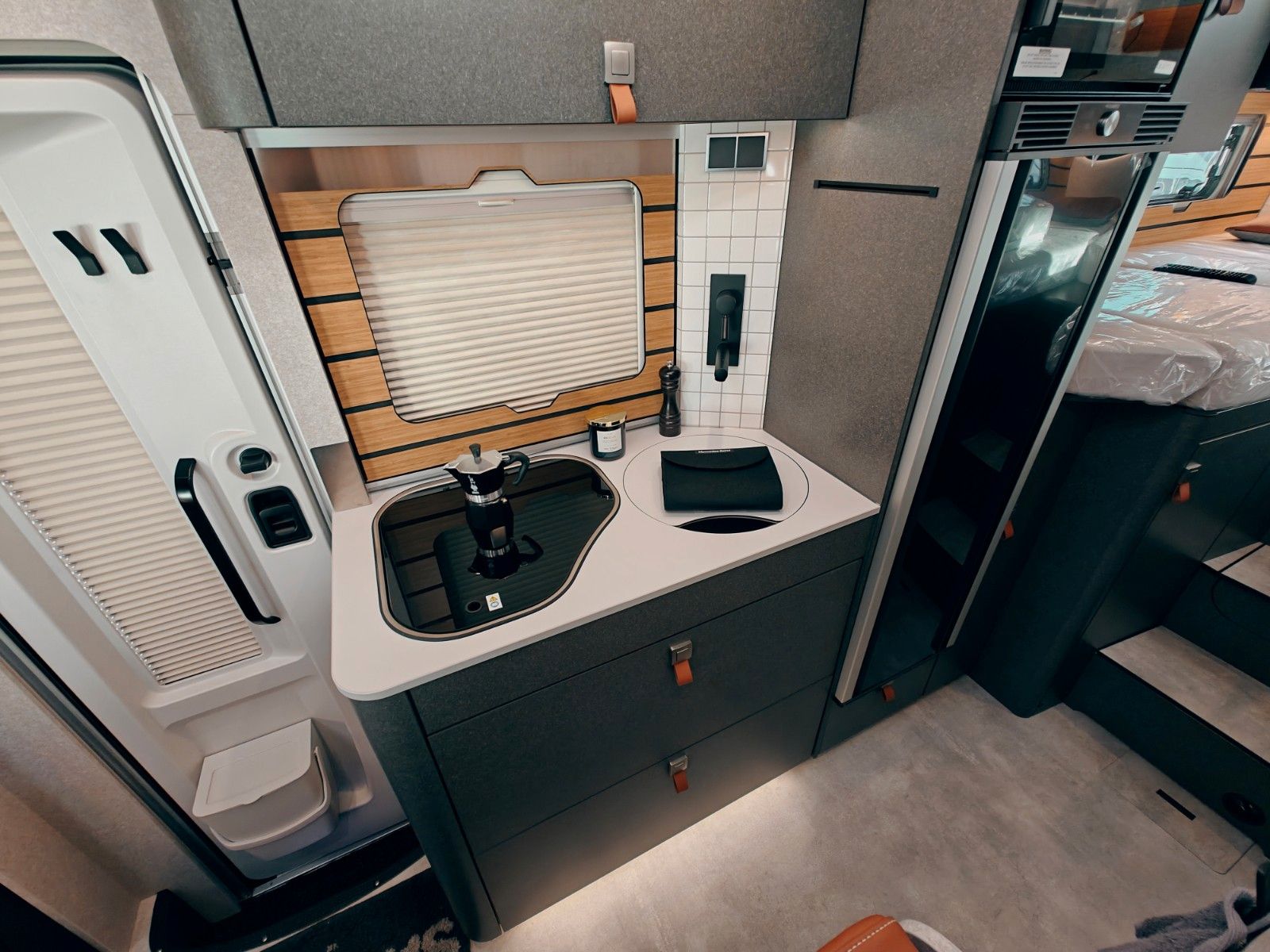 Fahrzeugabbildung HYMER / ERIBA / HYMERCAR ML - T 580 4x4² RSX - SANSIBAR® LTD. PTS PANTONE