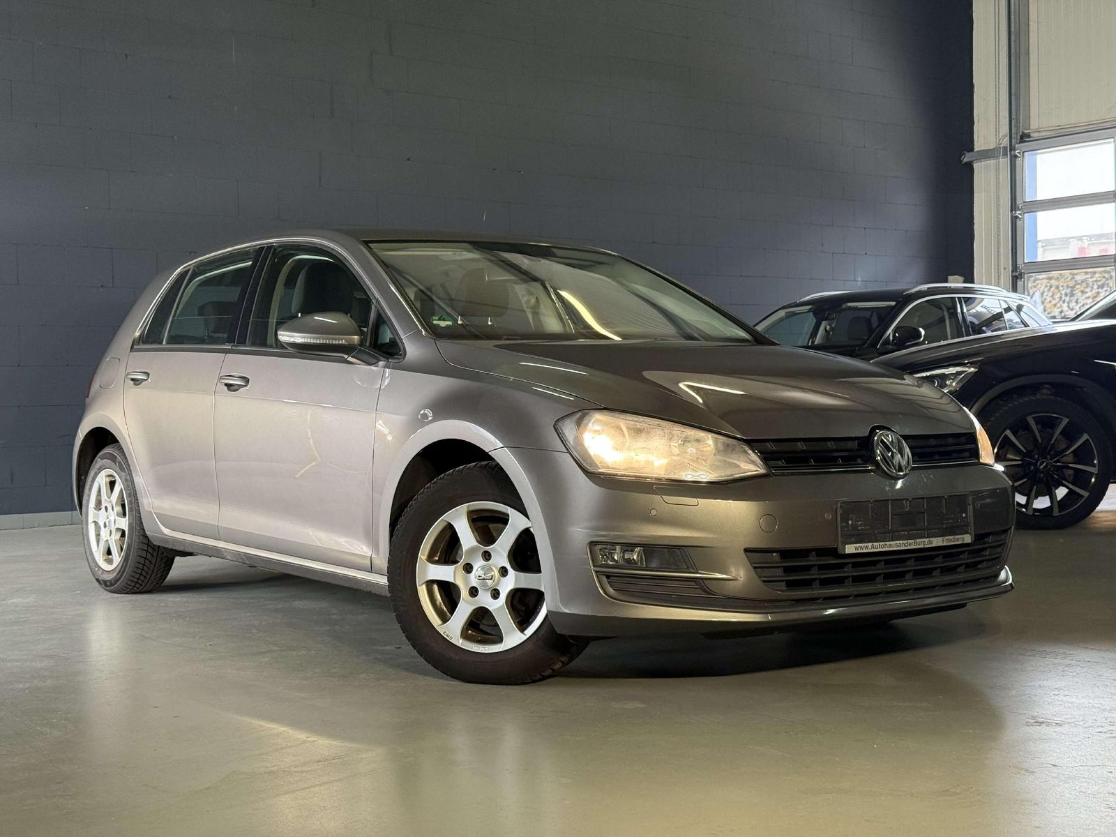 Volkswagen Golf Comfortline BMT-NAVI-SHZ-PDC-TEMPO-KLIMAAUT