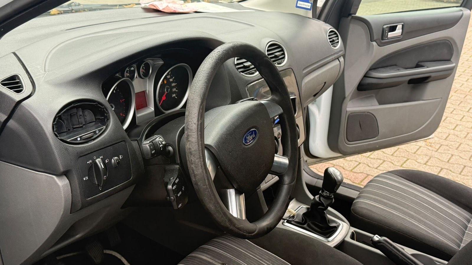 Ford Focus 2010 — photo 5